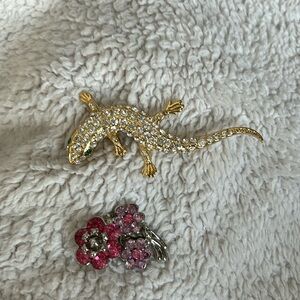 2 brooch’s